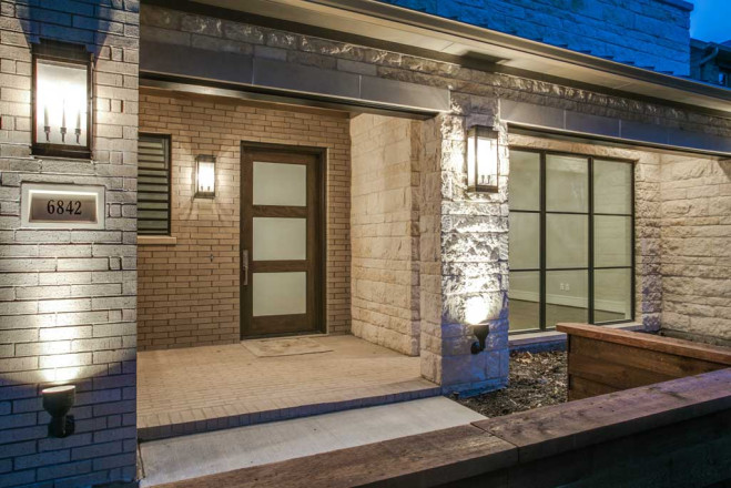 This custom built Modern Transitional, brought to you by Desco Fine Homes, SOLD in CASA LOMA – LAKEWOOD AREA OF DALLAS, TX!